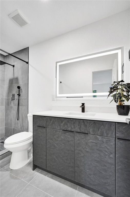 Image 67 of property listing at 680 SW 29th Ter, Fort Lauderdale, FL 33312