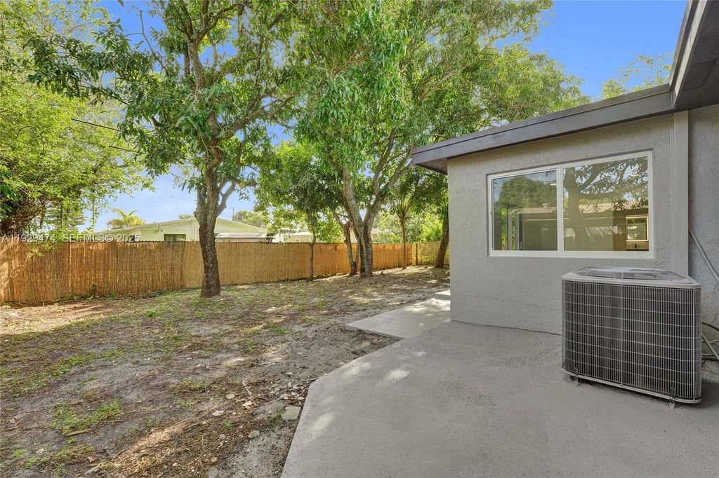 Image 71 of property listing at 680 SW 29th Ter, Fort Lauderdale, FL 33312