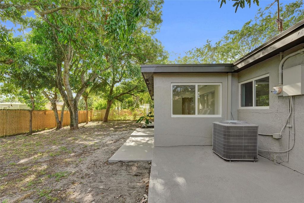 Image 72 of property listing at 680 SW 29th Ter, Fort Lauderdale, FL 33312