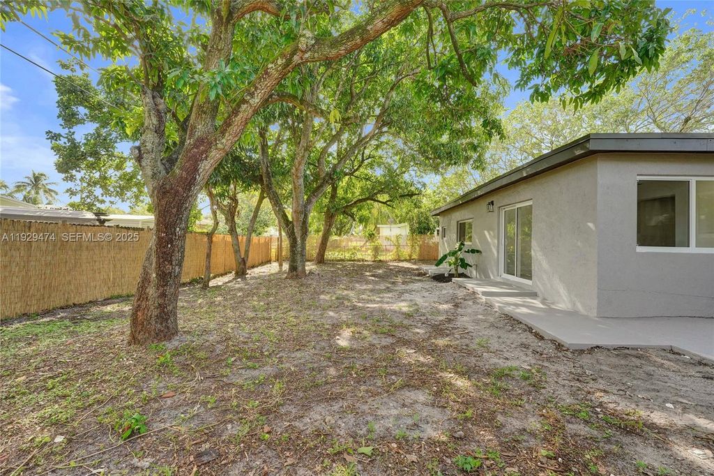 Image 73 of property listing at 680 SW 29th Ter, Fort Lauderdale, FL 33312
