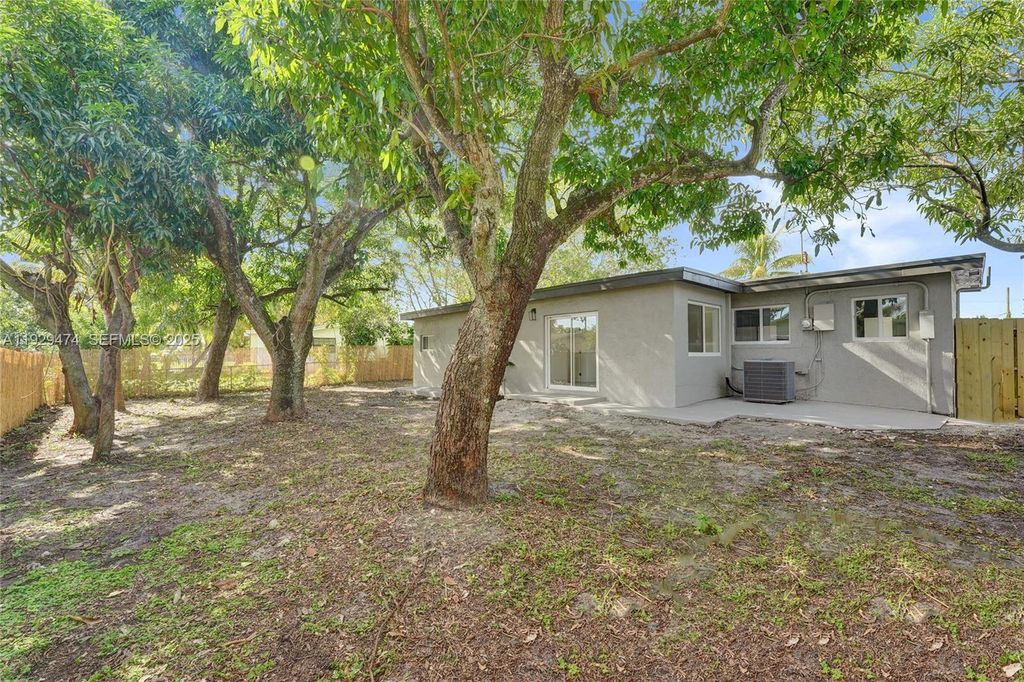 Image 74 of property listing at 680 SW 29th Ter, Fort Lauderdale, FL 33312