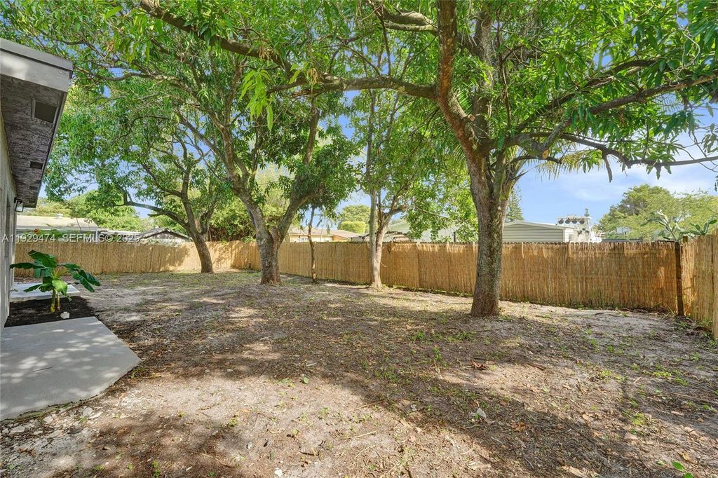 Image 78 of property listing at 680 SW 29th Ter, Fort Lauderdale, FL 33312