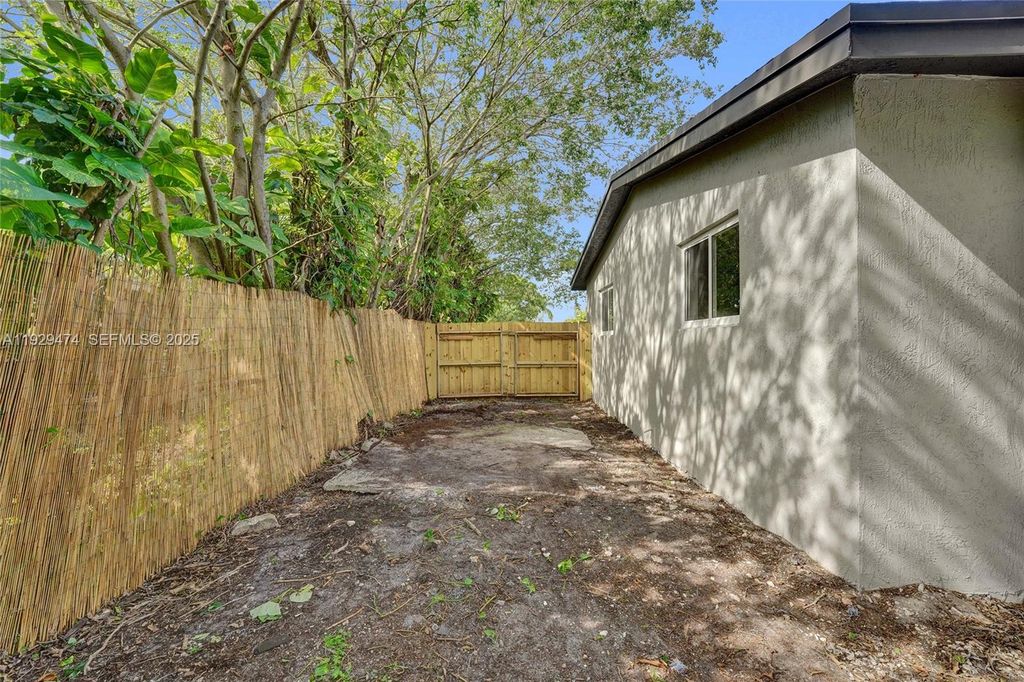 Image 79 of property listing at 680 SW 29th Ter, Fort Lauderdale, FL 33312