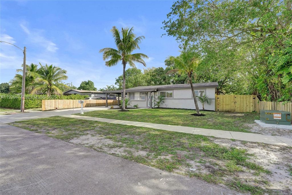 Image 9 of property listing at 680 SW 29th Ter, Fort Lauderdale, FL 33312