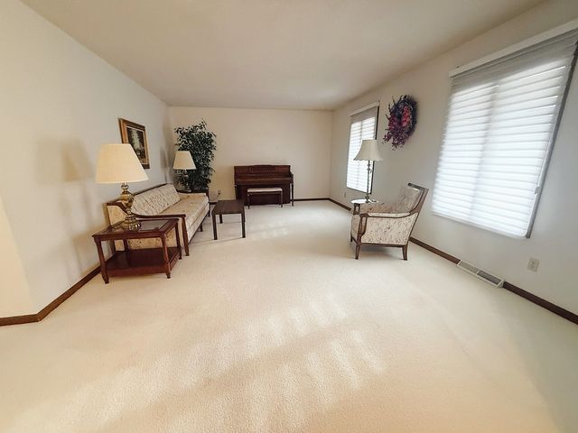 300 Fieldstone Lane, Dixon, IL 61021