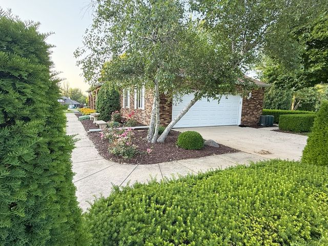 300 Fieldstone Lane, Dixon, IL 61021