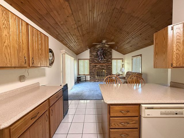 300 Fieldstone Lane, Dixon, IL 61021