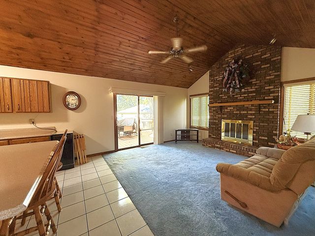 300 Fieldstone Lane, Dixon, IL 61021