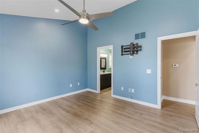 1171 Creekside Court, Burton, MI 48509