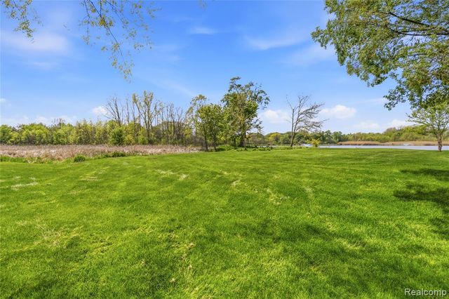 1171 Creekside Court, Burton, MI 48509
