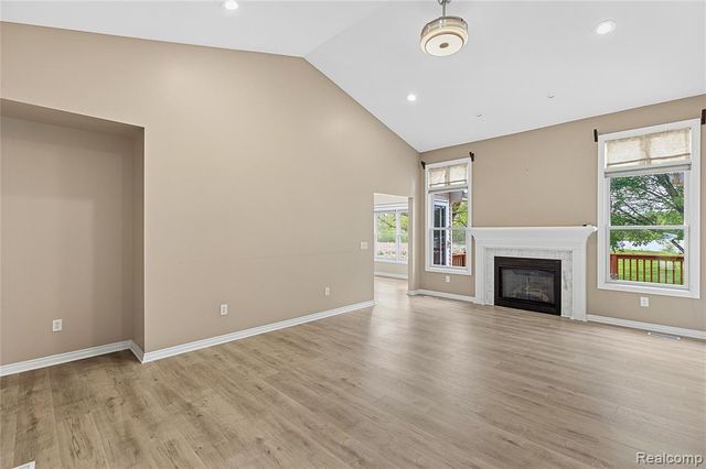 1171 Creekside Court, Burton, MI 48509
