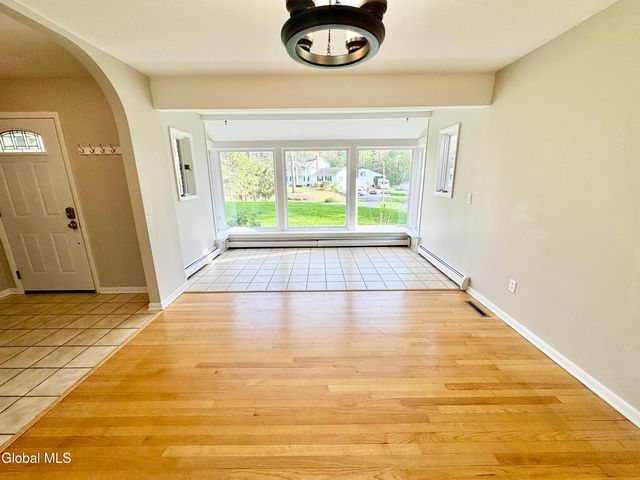 25 Shadow Wood Way, Clifton Park, NY 12019