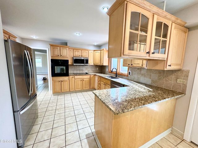 25 Shadow Wood Way, Clifton Park, NY 12019