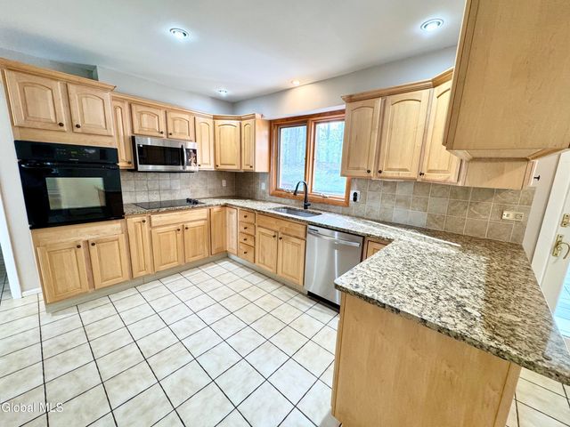 25 Shadow Wood Way, Clifton Park, NY 12019