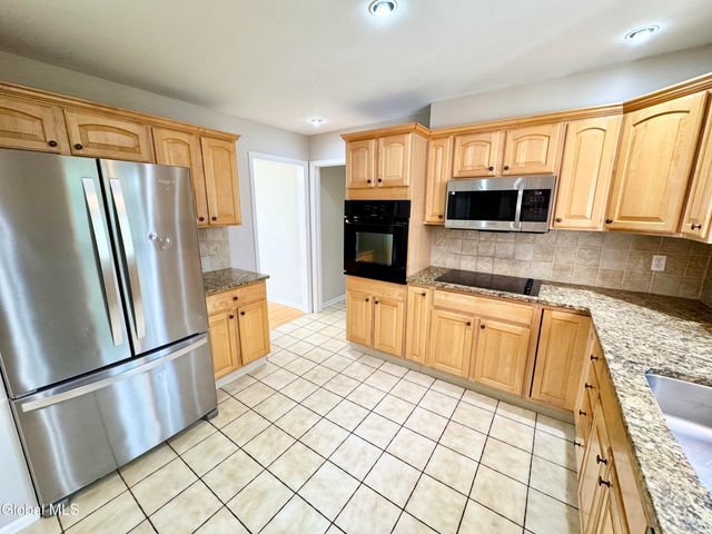 25 Shadow Wood Way, Clifton Park, NY 12019