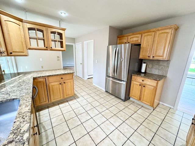 25 Shadow Wood Way, Clifton Park, NY 12019