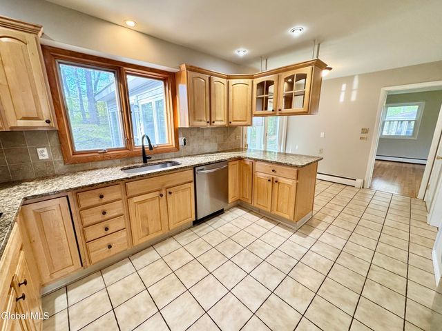 25 Shadow Wood Way, Clifton Park, NY 12019