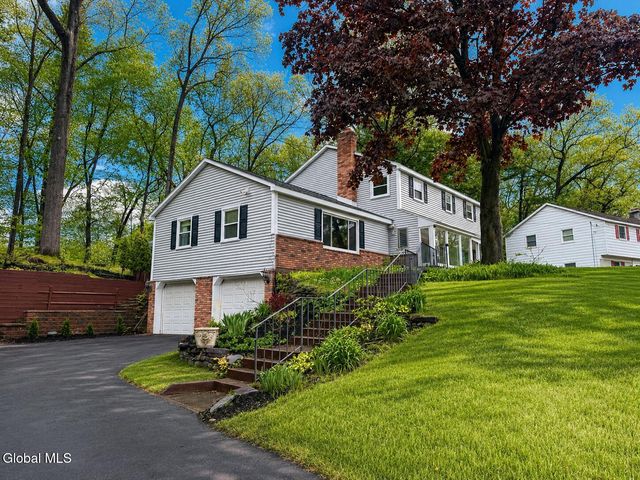 25 Shadow Wood Way, Clifton Park, NY 12019