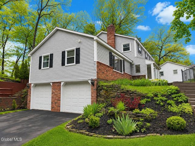 25 Shadow Wood Way, Clifton Park, NY 12019