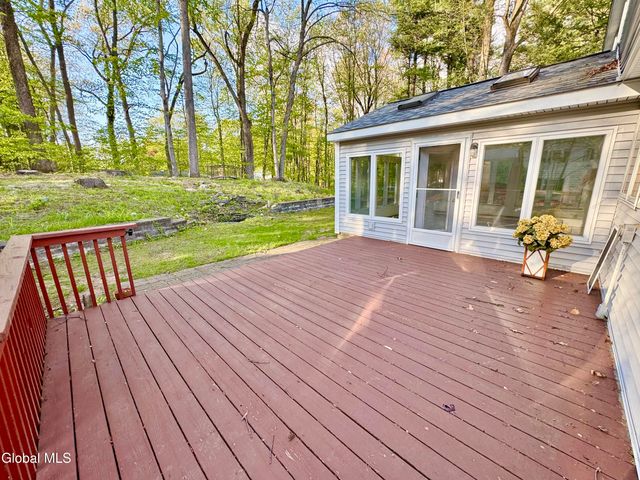 25 Shadow Wood Way, Clifton Park, NY 12019