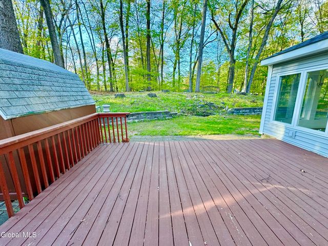 25 Shadow Wood Way, Clifton Park, NY 12019