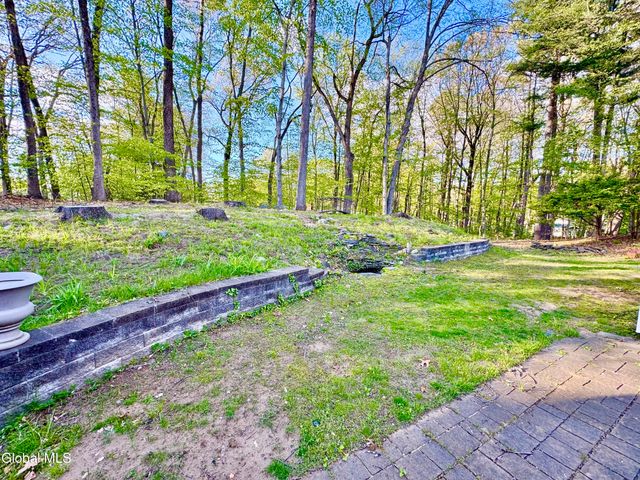 25 Shadow Wood Way, Clifton Park, NY 12019