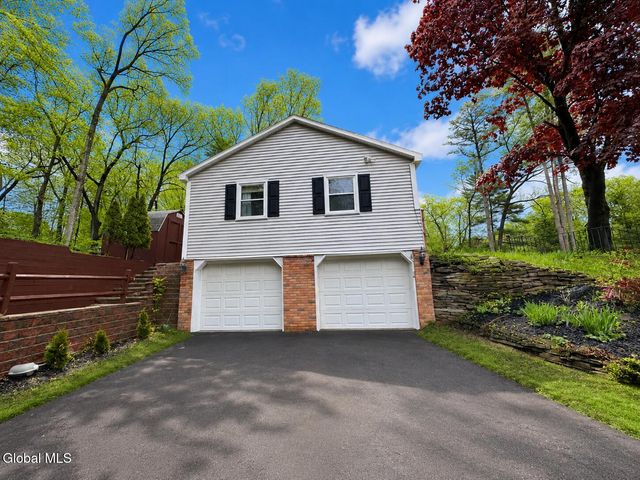 25 Shadow Wood Way, Clifton Park, NY 12019