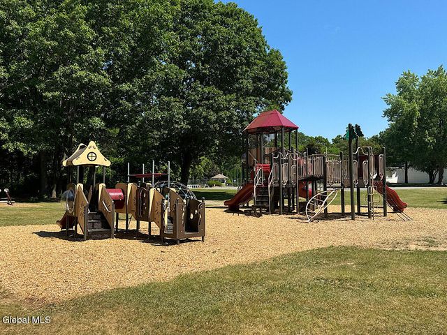 25 Shadow Wood Way, Clifton Park, NY 12019