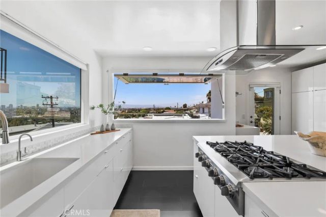 2076 Stanley Avenue, Signal Hill, CA 90755