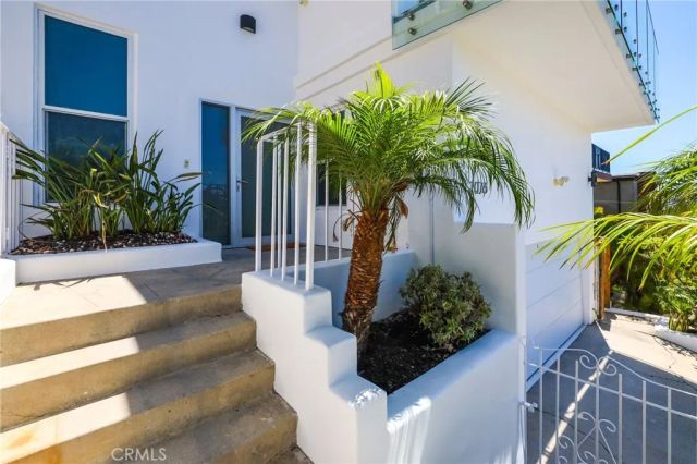 2076 Stanley Avenue, Signal Hill, CA 90755