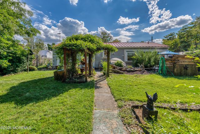 13 Lee Avenue, Bayville, NJ 08721