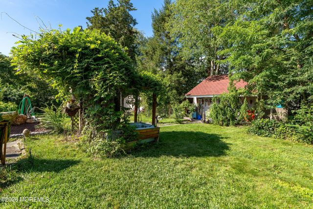 13 Lee Avenue, Bayville, NJ 08721