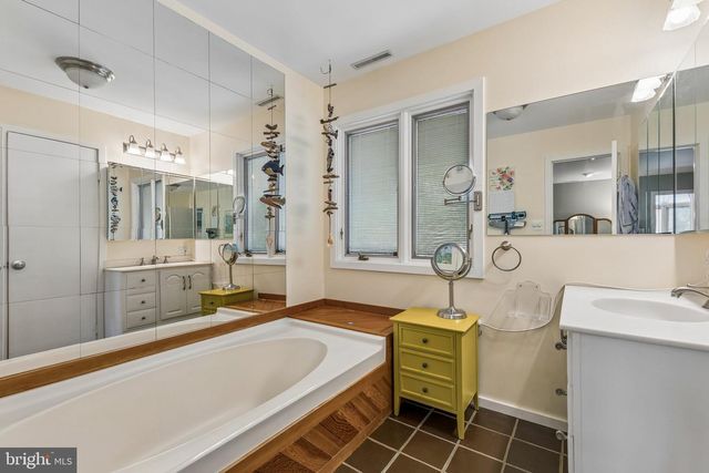 2416 SUNNY MEADOW LN, Vienna, VA 22181