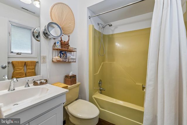 2416 SUNNY MEADOW LN, Vienna, VA 22181