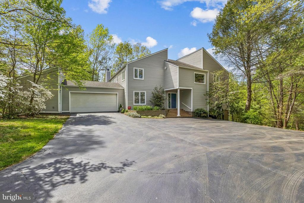 2416 SUNNY MEADOW LN, Vienna, VA 22181
