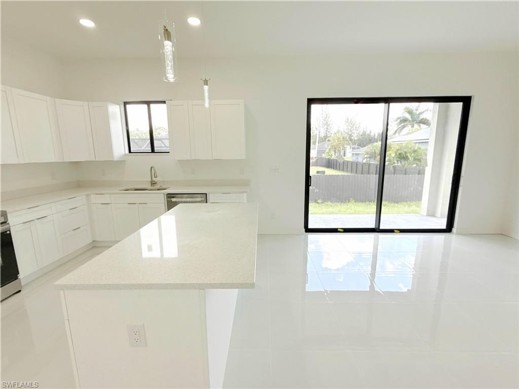 Image 8 of property listing at 4005 NW 22nd ST, Cape Coral, FL 33993