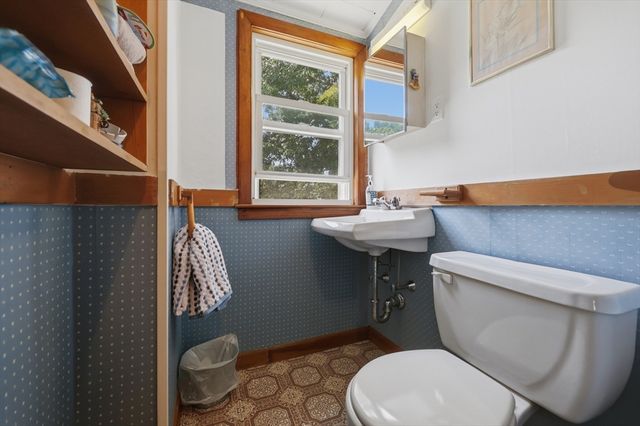 6 Meadowbrook Rd, Hudson, MA 01749