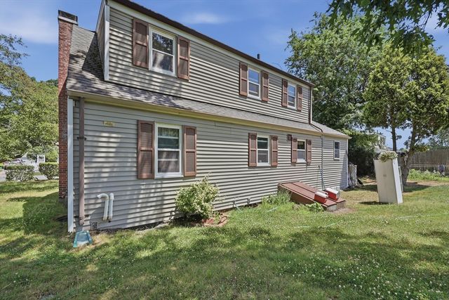 6 Meadowbrook Rd, Hudson, MA 01749