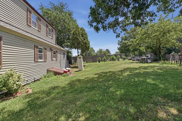 6 Meadowbrook Rd, Hudson, MA 01749