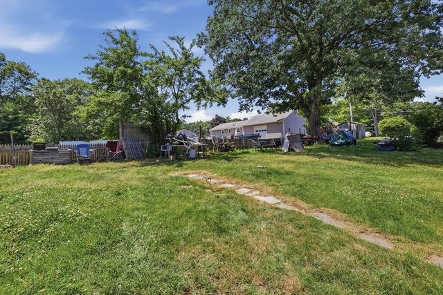 6 Meadowbrook Rd, Hudson, MA 01749