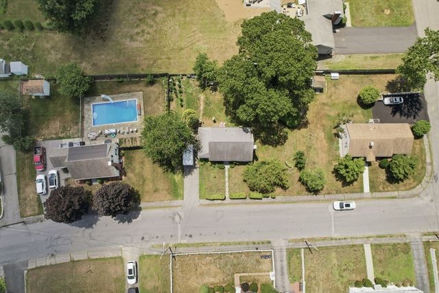 6 Meadowbrook Rd, Hudson, MA 01749