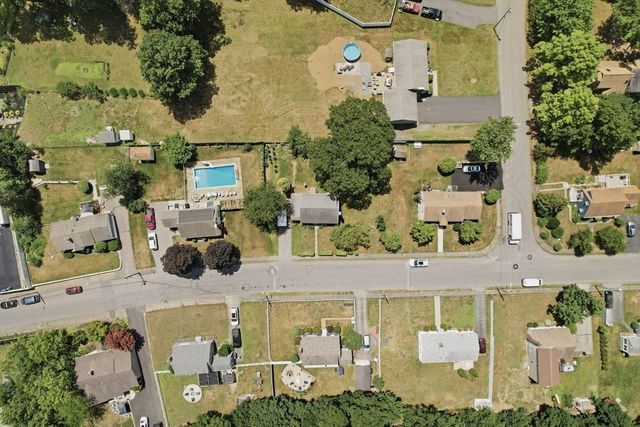 6 Meadowbrook Rd, Hudson, MA 01749