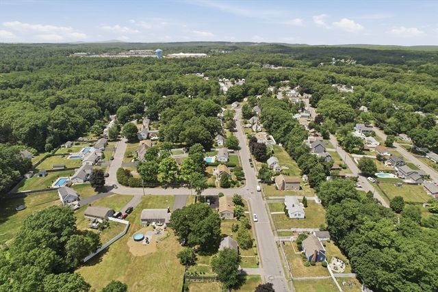 6 Meadowbrook Rd, Hudson, MA 01749