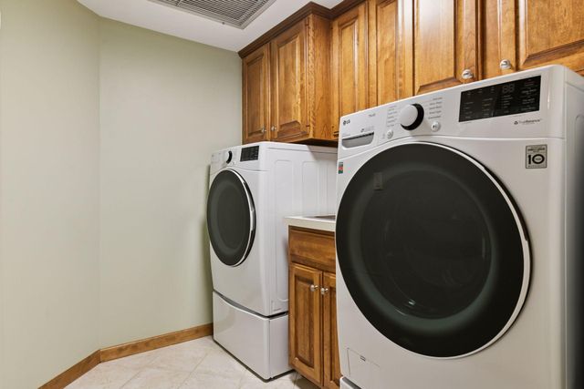 7250 Lewis Ridge Parkway 107, Edina, MN 55439