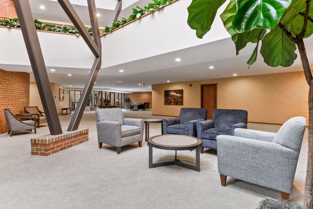 7250 Lewis Ridge Parkway 107, Edina, MN 55439