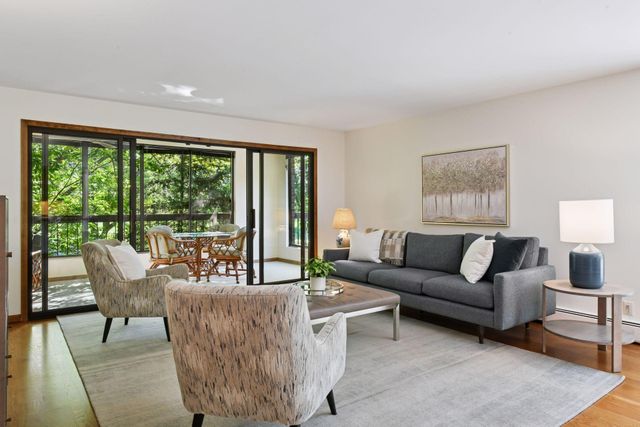 7250 Lewis Ridge Parkway 107, Edina, MN 55439