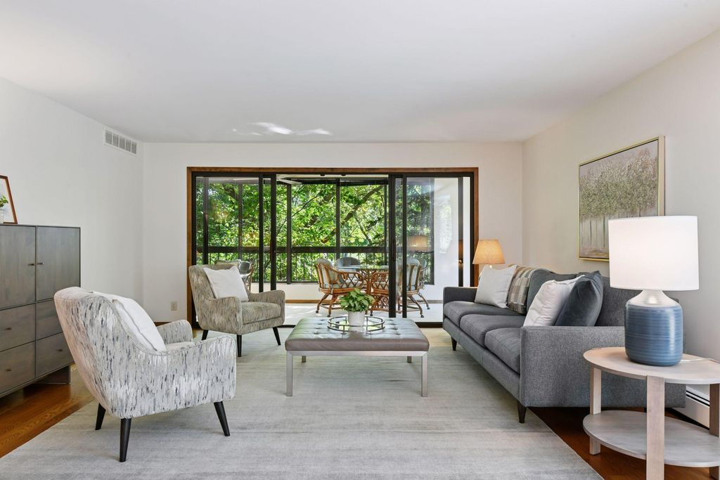 7250 Lewis Ridge Parkway 107, Edina, MN 55439