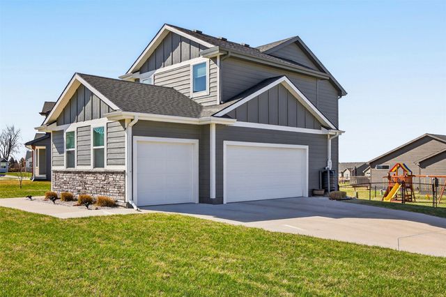 2820 SE Moraine Court, Waukee, IA 50263