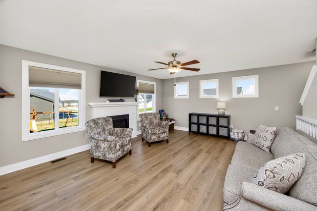 2820 SE Moraine Court, Waukee, IA 50263