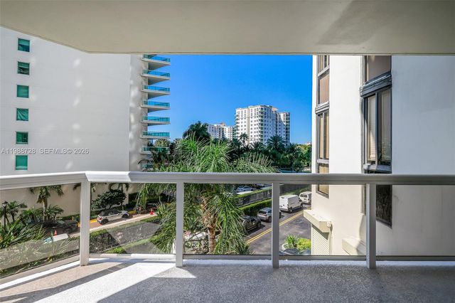 20185 E Country Club Drive 302, Aventura, FL 33180
